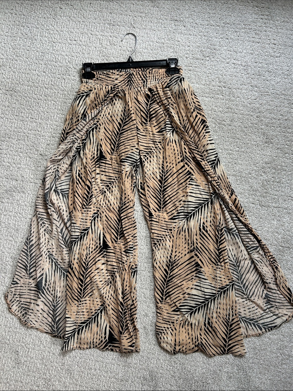 Women's Palm-Print split leg beach pants in Beige and Black